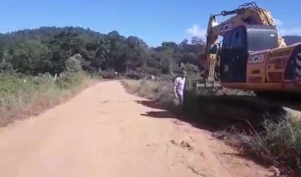 Camacã: Maquinários chegam para manutenção da estrada do Novo Itamaraty (Biscó)